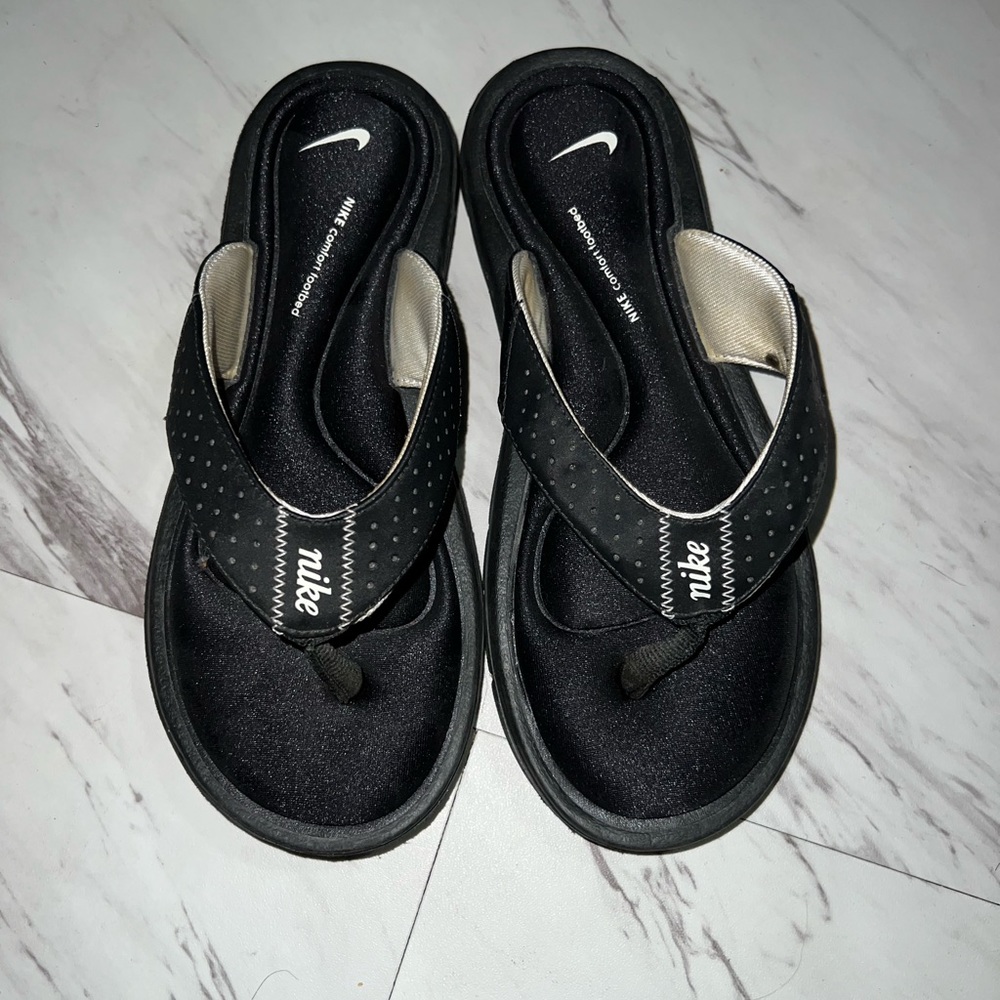 Nike size 5 comfort footbed sandals